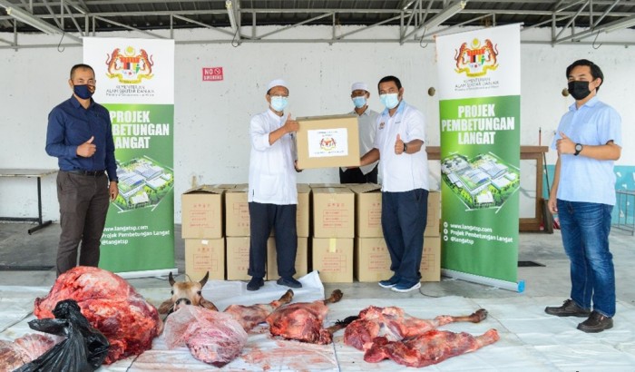 MMC Pembetungan Langat Contributes 7 Cattles and 600 boxes of cookies for Hari Raya Aidiladha